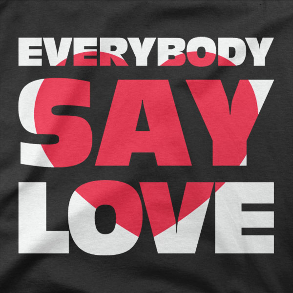 Črna majica s kratkimi rokavi z napisom Everybody Say Love in rdečim srcem